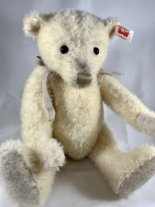 2016 Steiff Crispy teddy bear with short white fur wearing bow